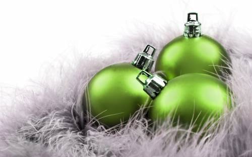 Зеленые шары для новогодней елки